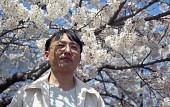 벚꽃나무와 함께 사진을 찍고 있는 사람2사진(00005)