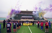 인조잔디구장에 서서 있는 축구선수들사진(00003)