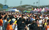 달리고 있는 참가자들과 응원하고 있는 사람들사진(00009)