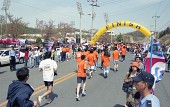 결승지점을 향해 달리고 있는 참가자들사진(00003)