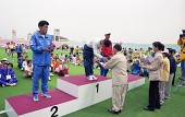 남성 1등 참가자에게 상을 수여하고 계신 관련인사사진(00004)