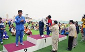 남성 1등 참가자에게 상장과 트로피를 수여하고 계신 관련인사사진(00005)