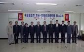 중국연대시 경제사절단 내방 기념으로 사진을 찍고 있는 시장님과 관련인사들과 사절단사진(00001)