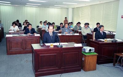 어린이 교통공원 용역 보고회에서 자리에 앉아 자료를 보고 계신 시장님과 임원들