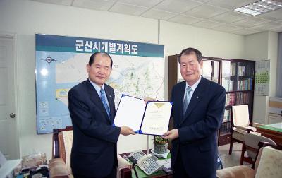 대표님과 함께 전북은행 장학금 기탁증서를 들고 계신 시장님