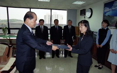 사령장을 교부하고 계신 시장님1