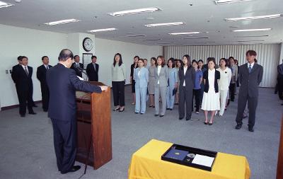 사령장을 교부하고 임원들께 말씀을 전하고 계신 시장님