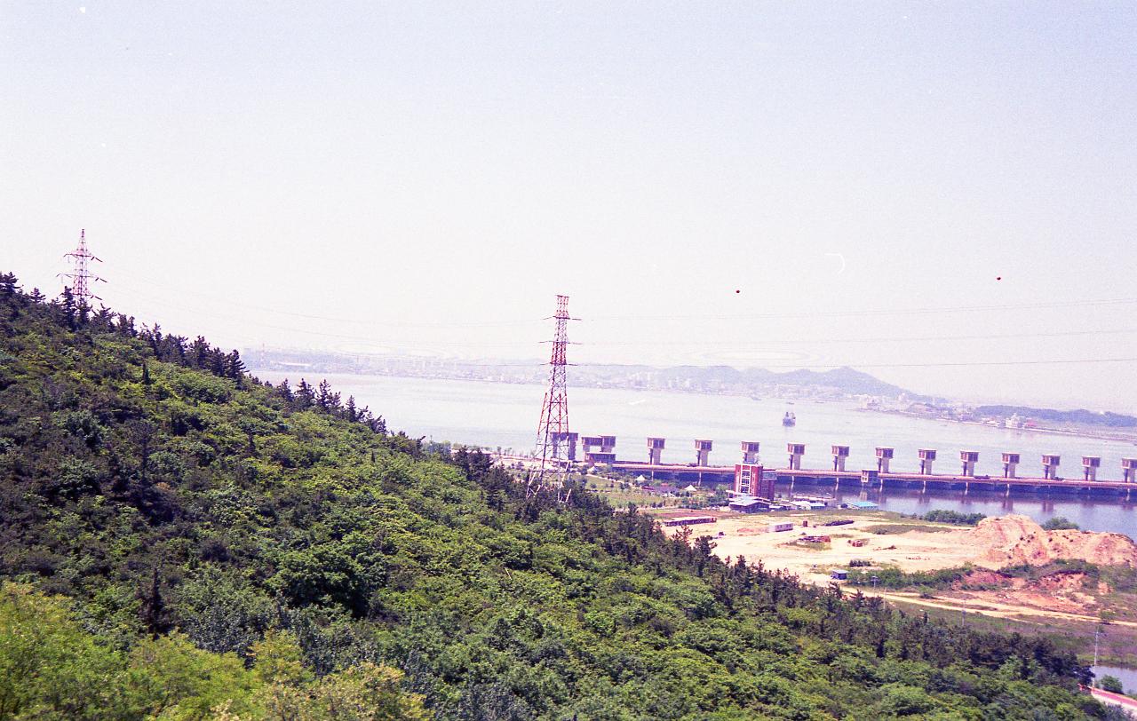 하구둑을 멀리서 본 모습