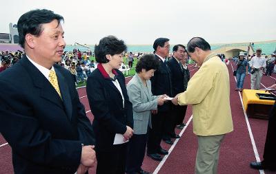 상장을 수여하고 계신 시장님4