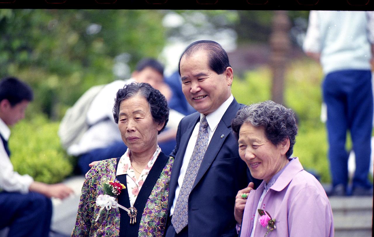 어르신들과 함께 사진을 찍고 있는 시장님