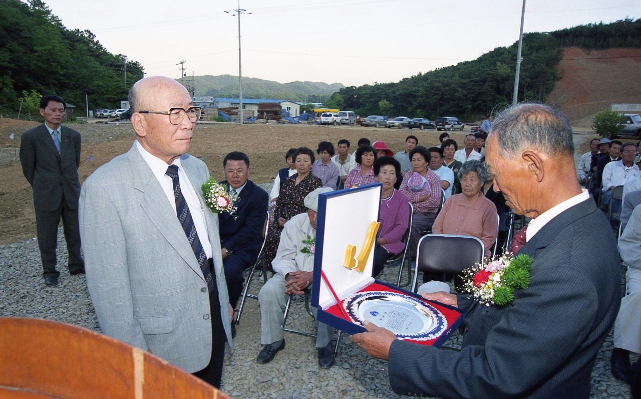 앞에서 상패를 수여하고 계신 관련인사