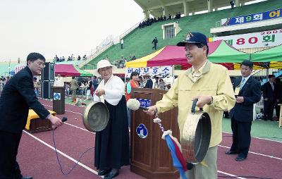 징을 관련인사와 함께 치고 있는 시장님