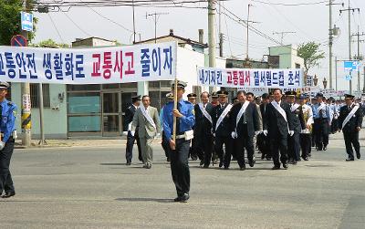 현수막을 들고 가고 있는 경찰들을 따라 걷고 있는 시장님과 관련인사들