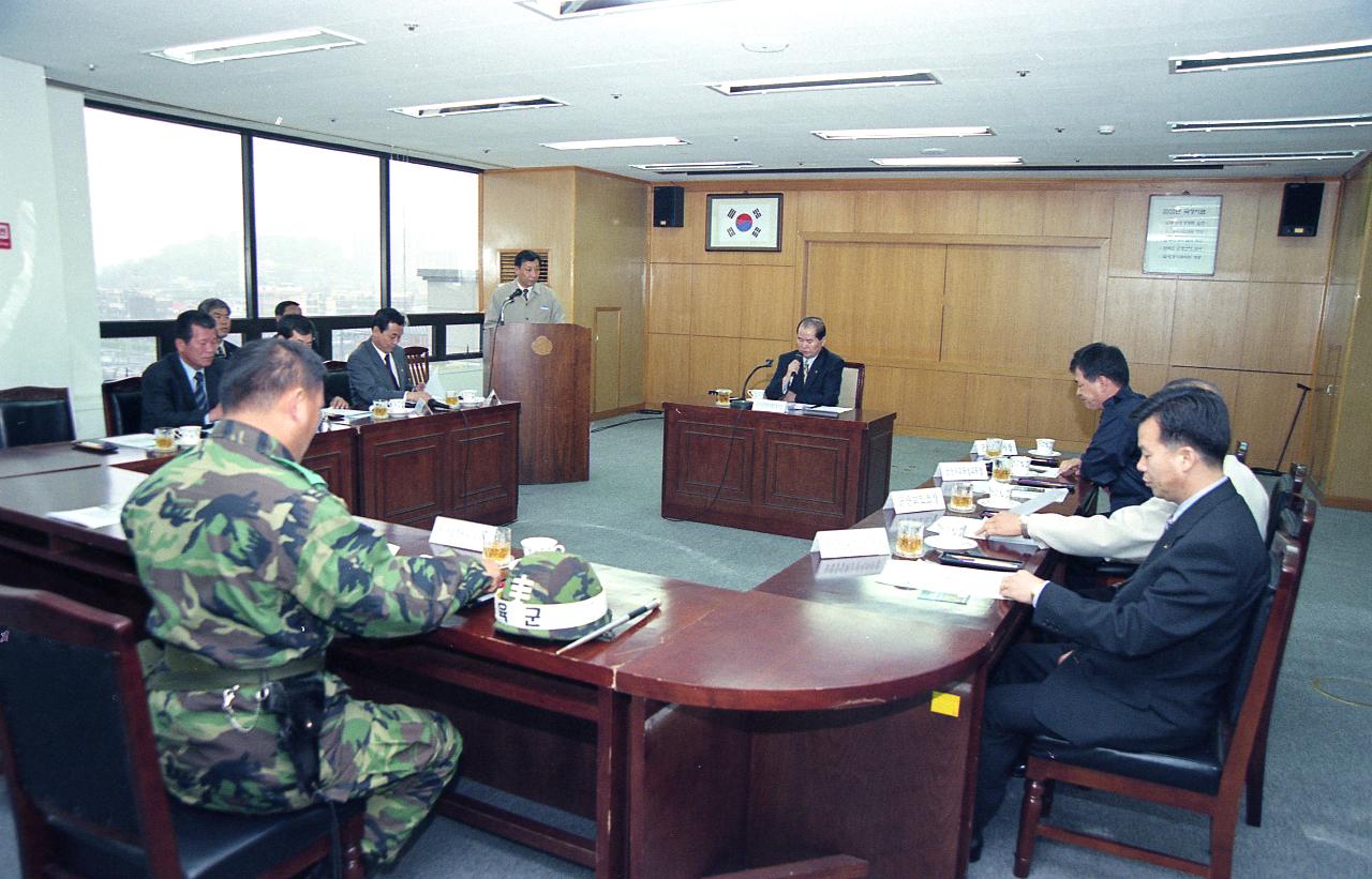 통합 방위 협의회를 하는 자리에서 자리에 앉아 자료를 보고 계신 시장님과 임원들