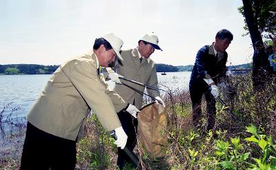 국토대청결 운동으로 집게로 쓰레기를 주워 담고 있는 시장님과 관계자들