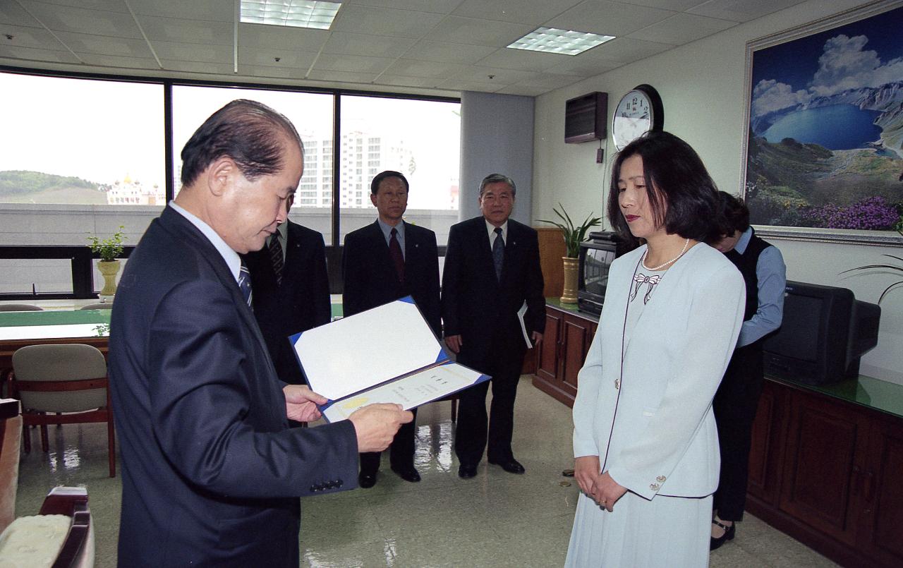 사령장을 교부하고 계신 시장님2