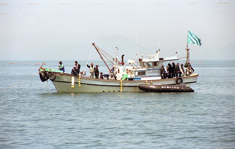 비안도바다 위에서 유물을 발굴하고 있는 배에 탄 사람들