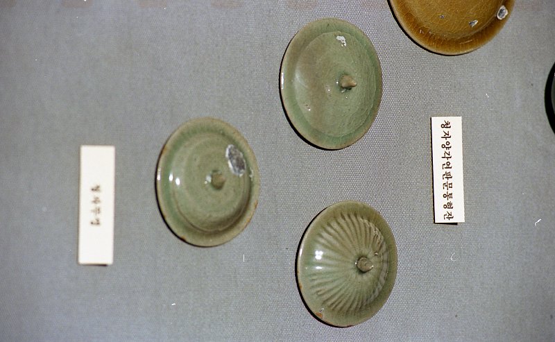 비안도에서 발굴된 청자양각연판문통형잔의 모습
