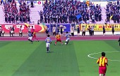 사이드로 공을 몰고 가고 있는 선수와 쫓아가는선수들사진(00005)