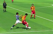 공을 몰고 가고 있는 선수와 뺏으려는 선수사진(00007)