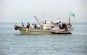 비안도바다 위에서 유물을 발굴하고 있는 배에 탄 사람들사진(00001)