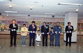 사생대회전시회에서 아이들과 함께 커팅식을 하고 있는 시장님과 관련인사들사진(00001)