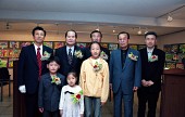 아이들과 함께 사진을 찍고 있는 시장님과 관련인사들사진(00002)