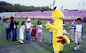 피카츄 인형옷을 입은 사람과 이야기를 나누고 있는 아이들사진(00002)