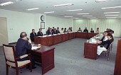 직업소개소 업주 간담회에서 자리에 앉아 말씀을 하고 계신 시장님과 자리에 앉아 듣고 있는 임원들사진(00001)