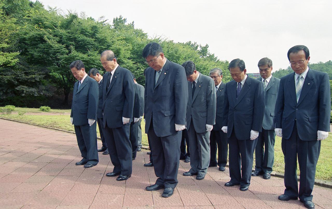 독립유공자탑 참배