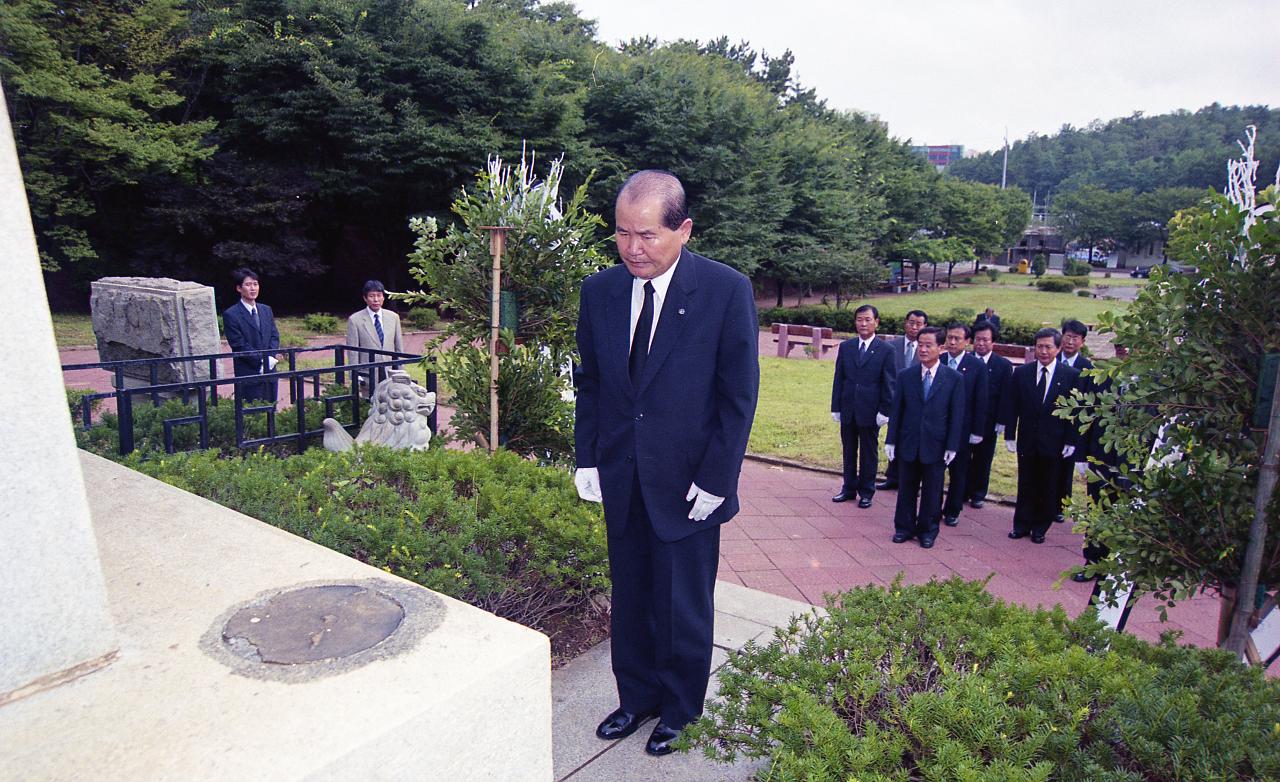 독립유공자탑 참배