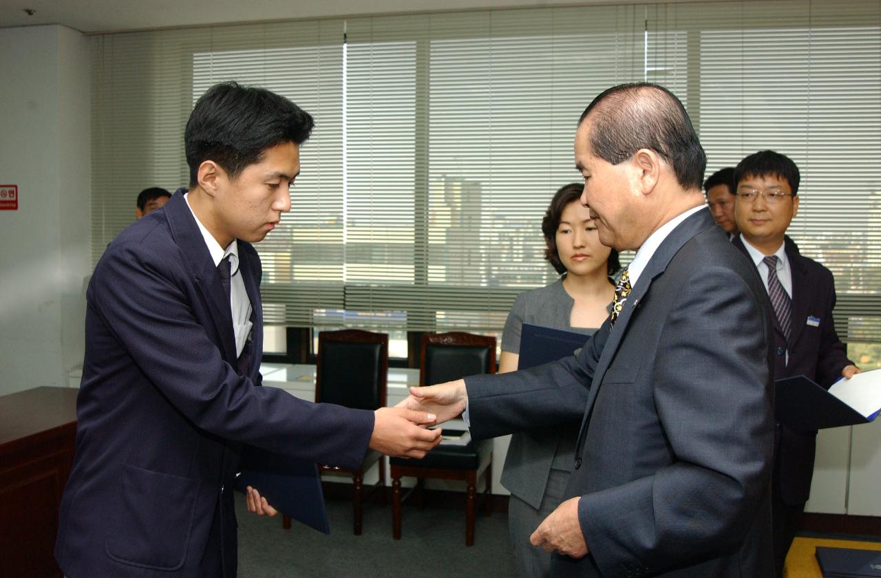 통리장 자녀 장학증서 수여