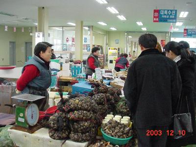 수산물센터에서 흥정하는 가게주인과 손님