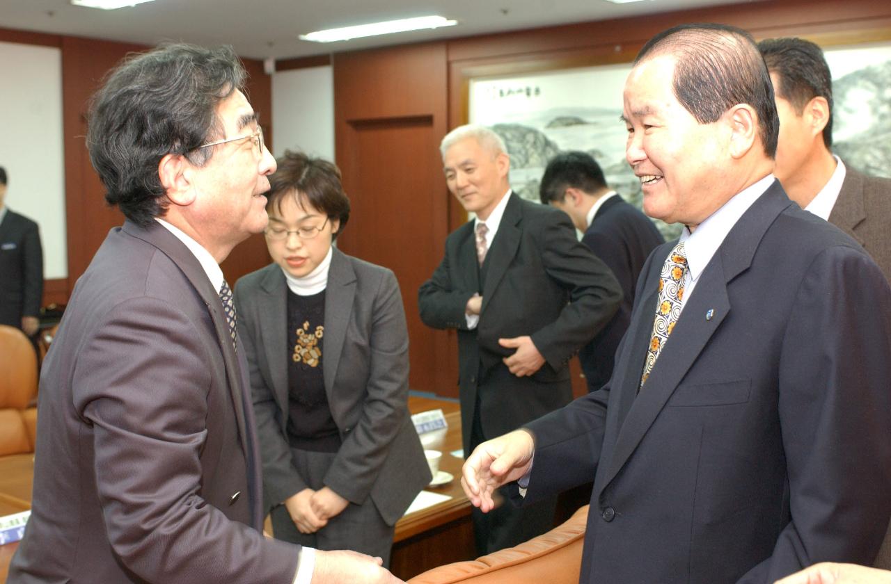 일본 아키타현 문화연맹관계자 방문시 악수하는 장면