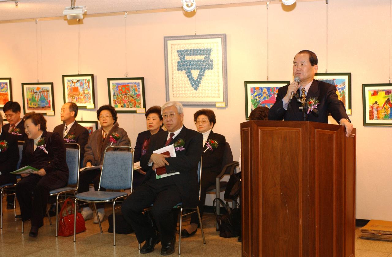 YWCA 창립52주년기념식에서 축하 인사하는 시장님