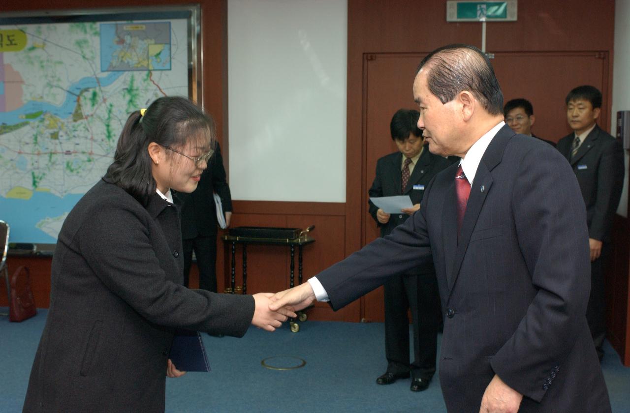 군산시청 2003년 사령교부 전달식 장면