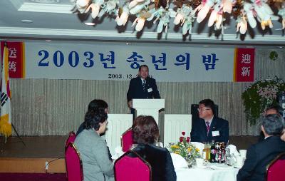 시 의회 기자단 송년모임 행사장에서 시장 축하 인사하는 장면1