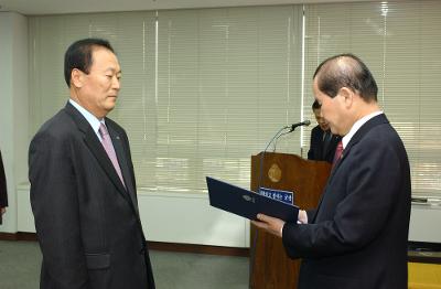 2004년 군산시 사령교부 현장에서 담당직원에게 전달식을 하고 있는 모습3