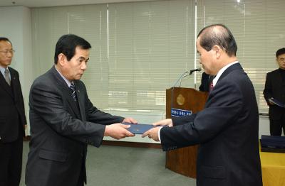 2004년 군산시 사령교부 현장에서 담당직원에게 전달식을 하고 있는 모습2