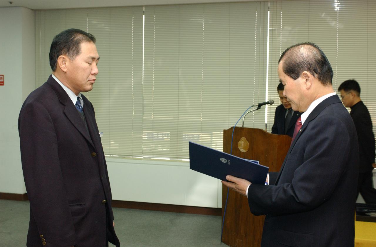 2004년 군산시 사령교부 현장에서 담당직원에게 전달식을 하고 있는 모습5