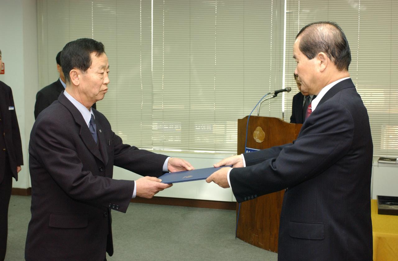 2004년 군산시 사령교부 현장에서 담당직원에게 전달식을 하고 있는 모습2