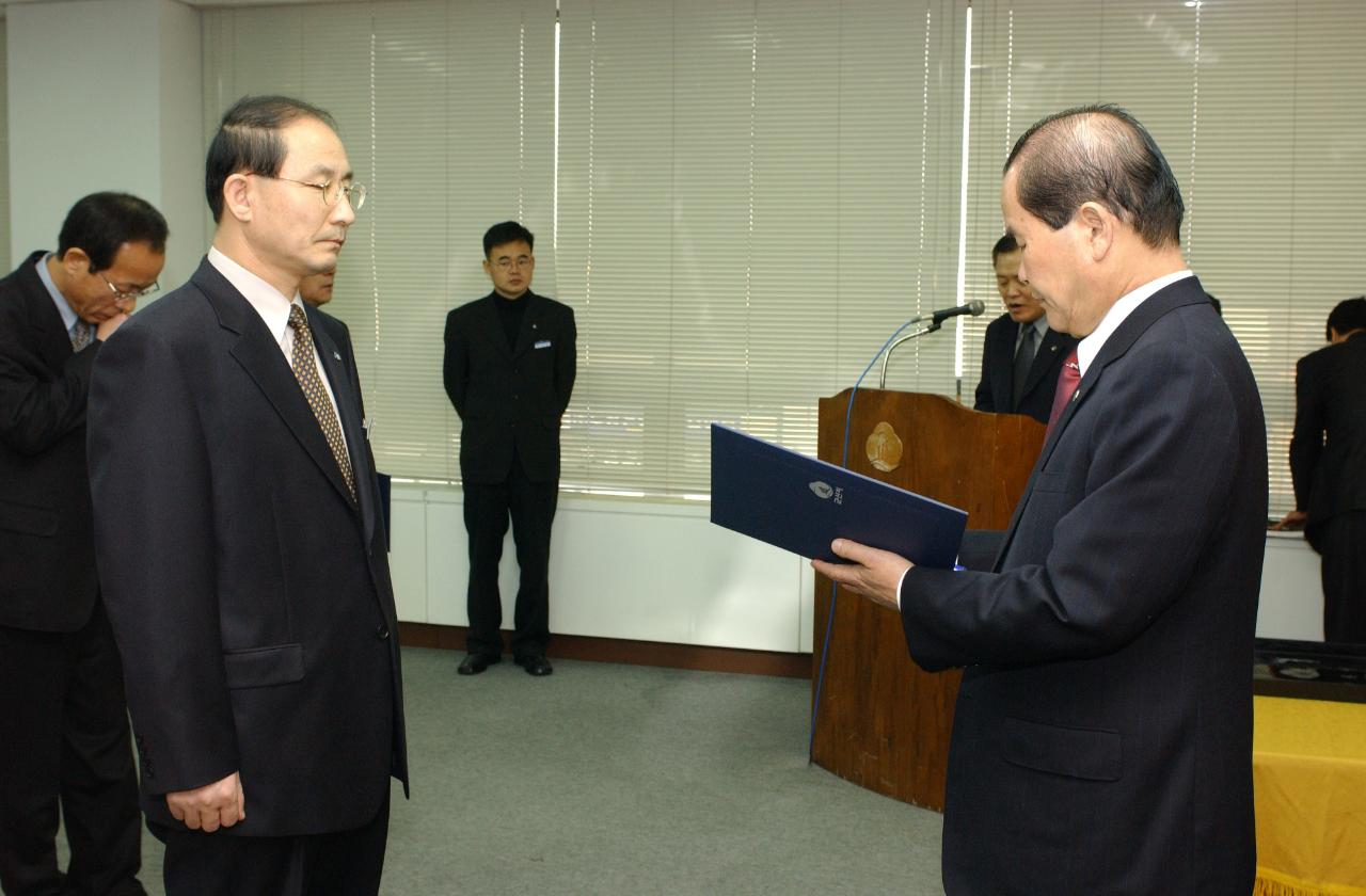 2004년 군산시 사령교부 현장에서 담당직원에게 전달식을 하고 있는 모습7