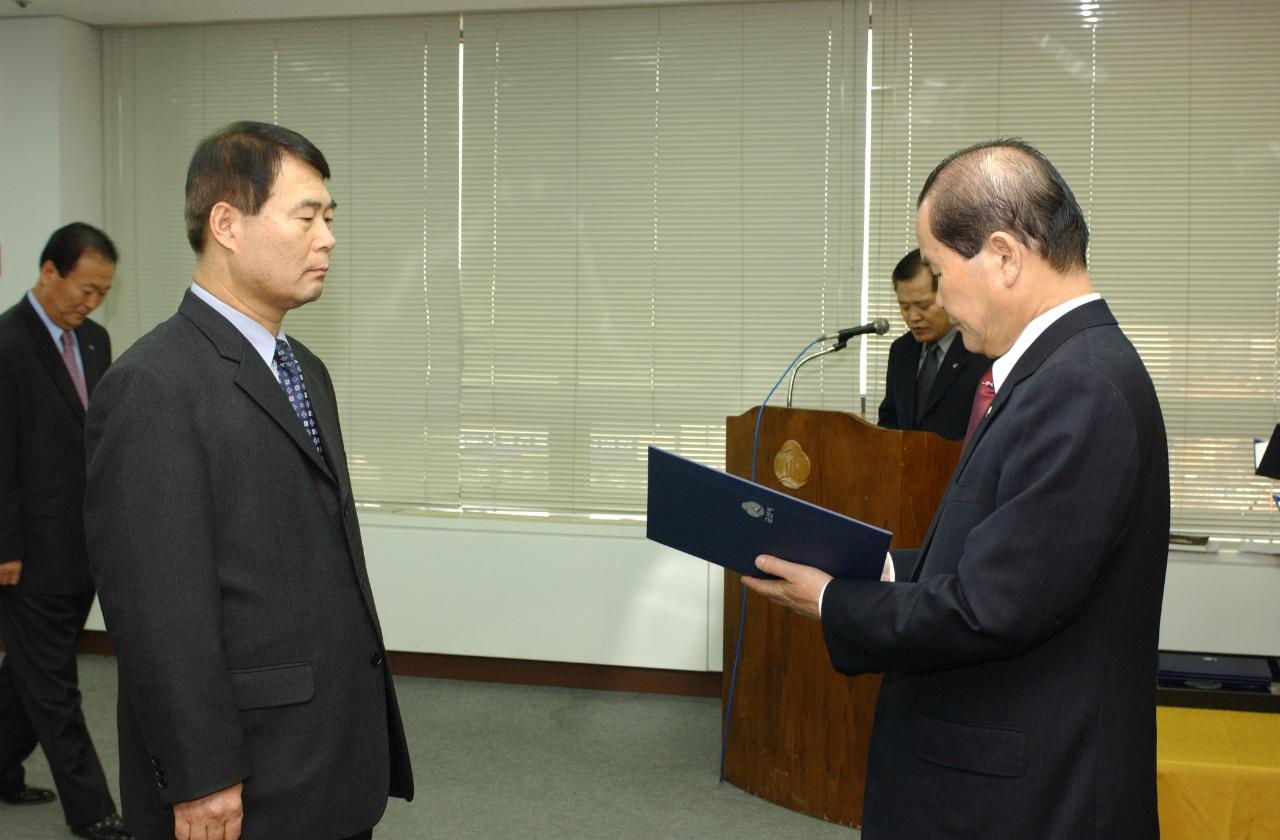 2004년 군산시 사령교부 현장에서 담당직원에게 전달식을 하고 있는 모습15