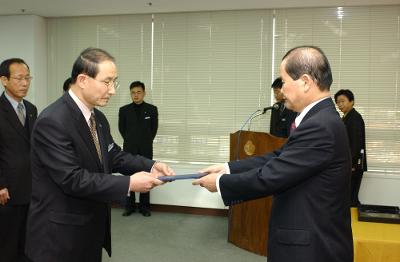 2004년 군산시 사령교부 현장에서 담당직원에게 전달식을 하고 있는 모습8