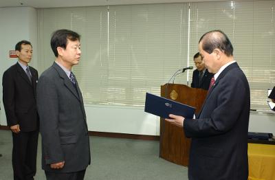 2004년 군산시 사령교부 현장에서 담당직원에게 전달식을 하고 있는 모습11