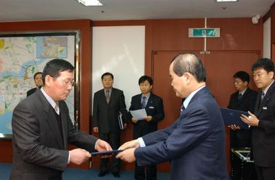 2004년 군산시 사령교부 현장에서 담당직원에게 전달식을 하고 있는 모습4