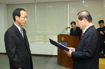 2004년 군산시 사령교부 현장에서 담당직원에게 전달식을 하고 있는 모습3