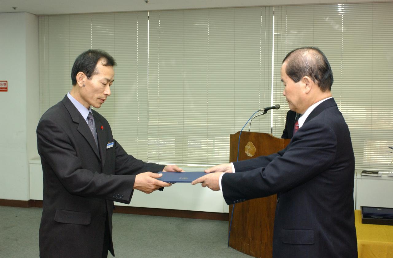 2004년 군산시 사령교부 현장에서 담당직원에게 전달식을 하고 있는 모습14