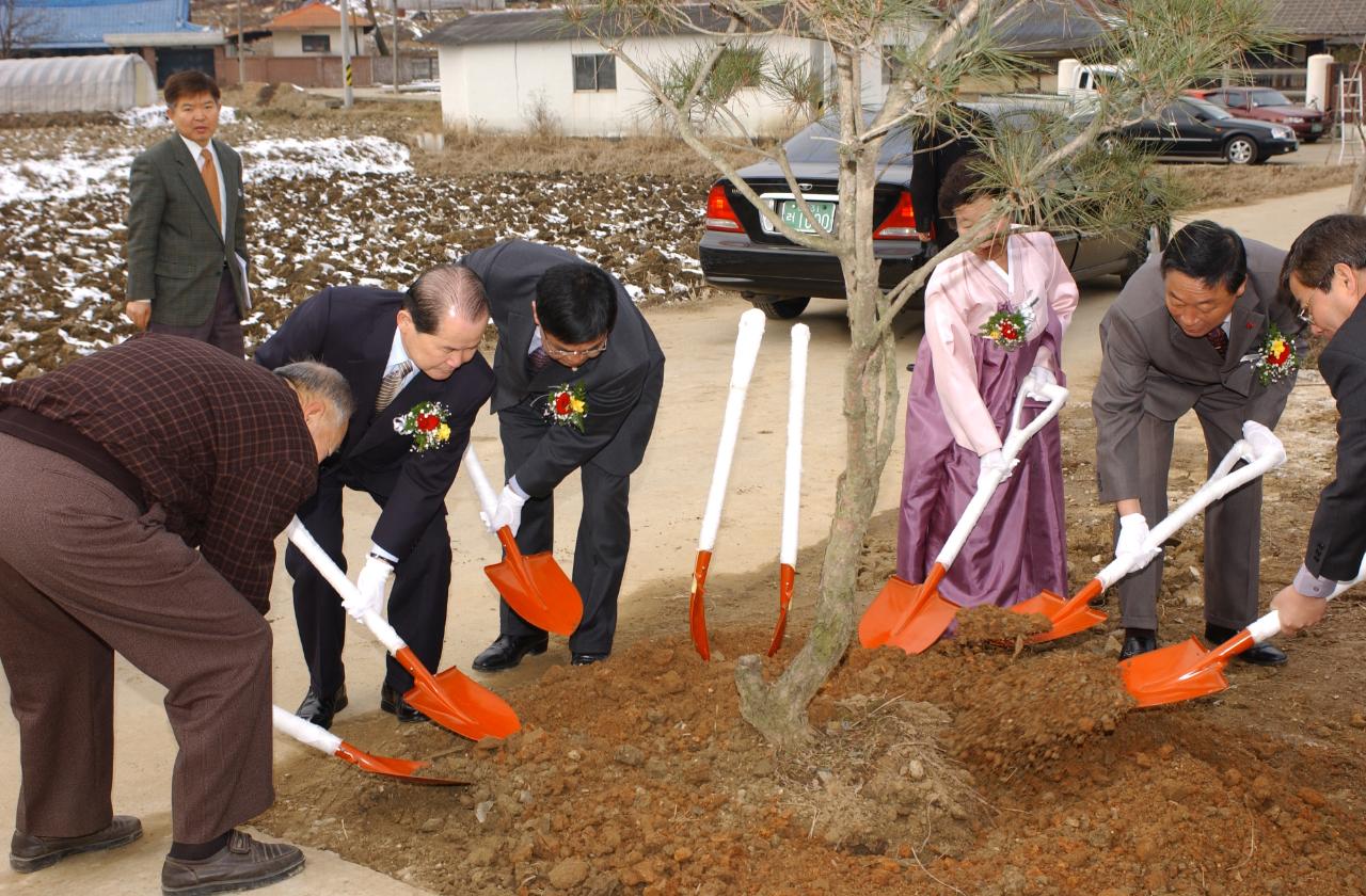 성산 작촌경노당 개관식에서 기념식수를 하는 시민들2