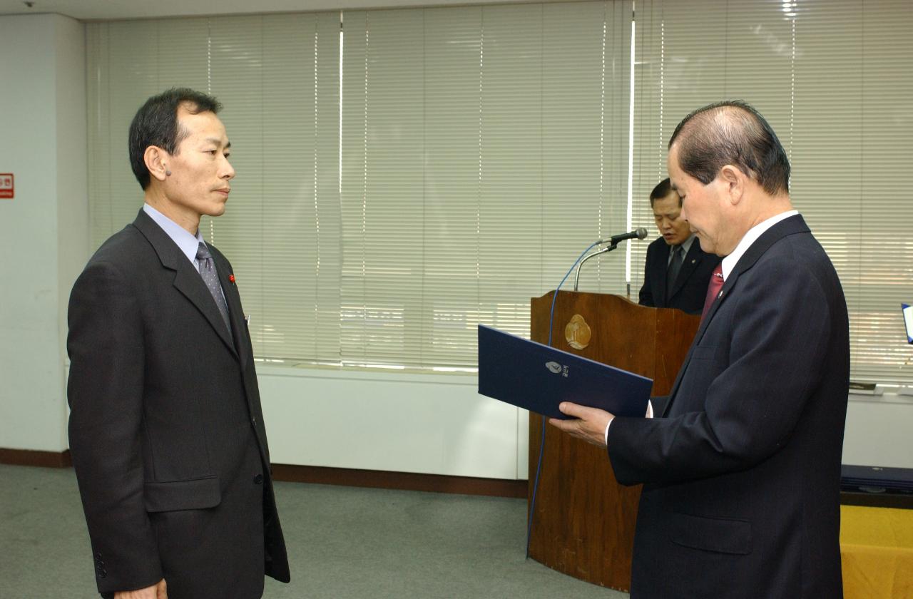 2004년 군산시 사령교부 현장에서 담당직원에게 전달식을 하고 있는 모습13